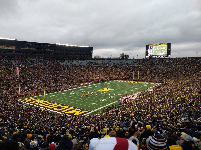 Me_Granturco's tweet photo. La saison vient de se terminer et c’est le 286e match de suite à domicile que l’équipe de foot universitaire du Michigan joue devant plus de 100.000 spectateurs. Donc depuis 1975, une équipe universitaire (!!!) joue chez elle devant plus de 100.000 personnes. Une autre planète! https://t.co/u2q7rYqNG4