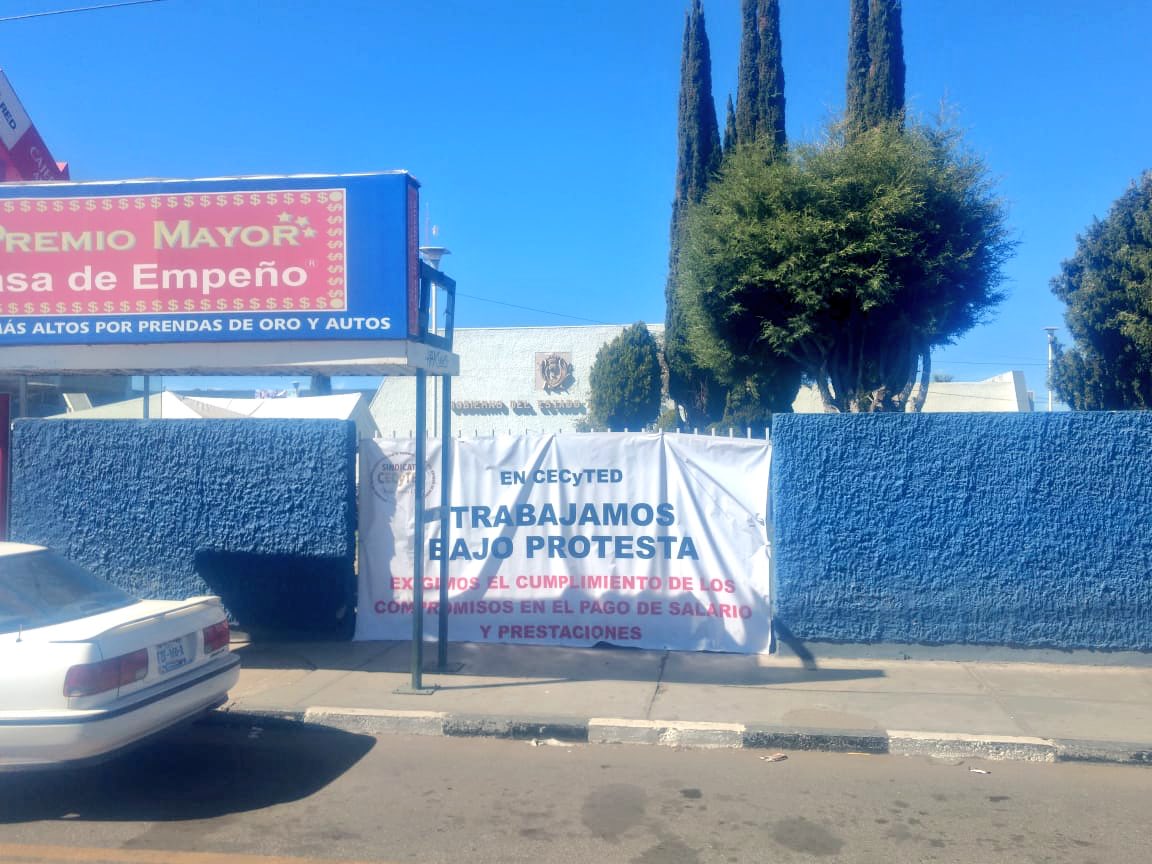 SICECyTEDD's tweet photo. En Cecyted nos seguimos manifestando por violanciones al contrato colectivo y a la propia Ley Federal Del Trabajo. Exigimos que los pagos de las quincenas sean en tiempo y forma. https://t.co/oMqeqrI05F