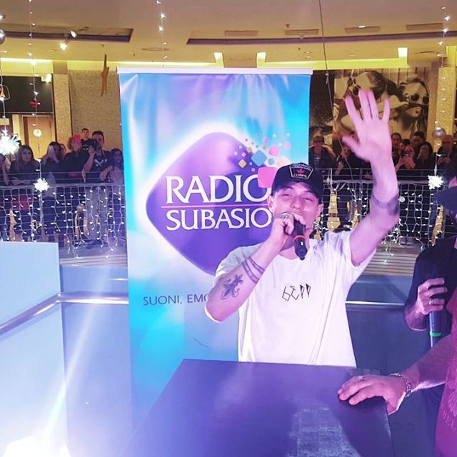 ParcoLeonardoCT's tweet photo. Fan in delirio per #Irama all'Instore di #ParcoLeonardo.
.
.
.
#iramaplume #ParcoLeonardoEventi #musicaitaliana #instaamici #amici17 #instore #Roma #clip https://t.co/cPJIbkn0vg