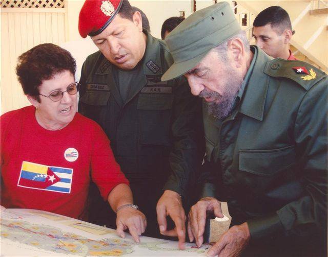 MaraCConcepcin1's tweet photo. Palpo mi corazón y ahí está Usted Comandante en Jefe; gracias #Fidel por tantas cosas, por todo y por vivir y educar a esta generación que al lado de #Raúl y @DiazCanelB continuamos su lucha. https://t.co/UWZcfCNwtm