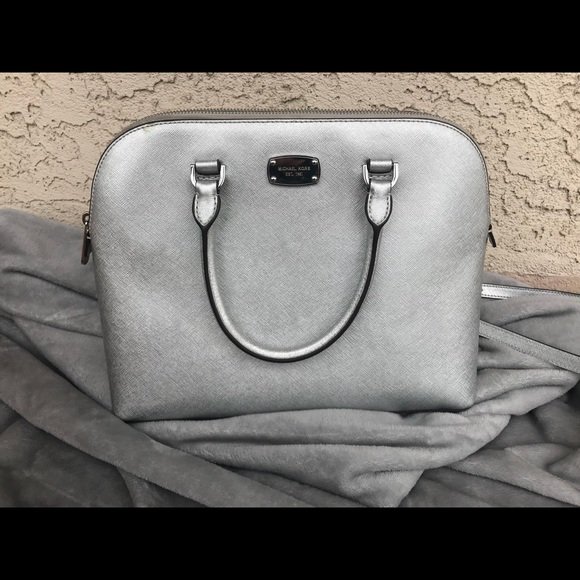 Medical_Leo's tweet photo. So good I had to share! Check out all the items I'm loving on @Poshmarkapp #poshmark #fashion #style #shopmycloset #katespade #michaelkors: https://t.co/9HSobrjxJk https://t.co/4P5qtWnQP5