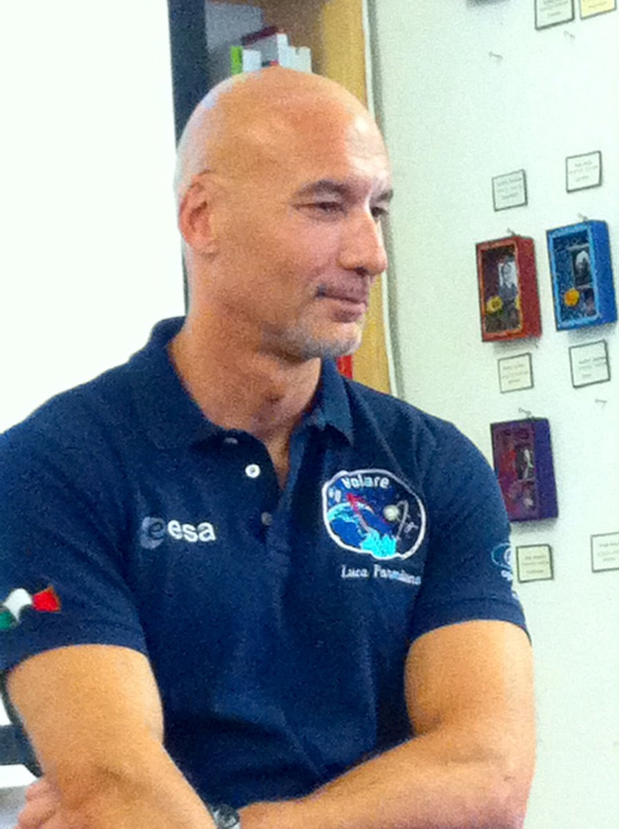 camurriusa's tweet photo. #ERN18, @astro_luca mi guarda e fa:
"Sei rimasta solo tu di quelli che m'hanno ascoltato nella 1ªsessione! Gli altri se la sono squagliata tutti eh! 😏"
Io divento blu, il pubblico tutto a ridere.
E niente, che è tremendo lo sapevamo già 😂
#PilloleDiUmorismoParmitaniano https://t.co/0aESuSQc9Q