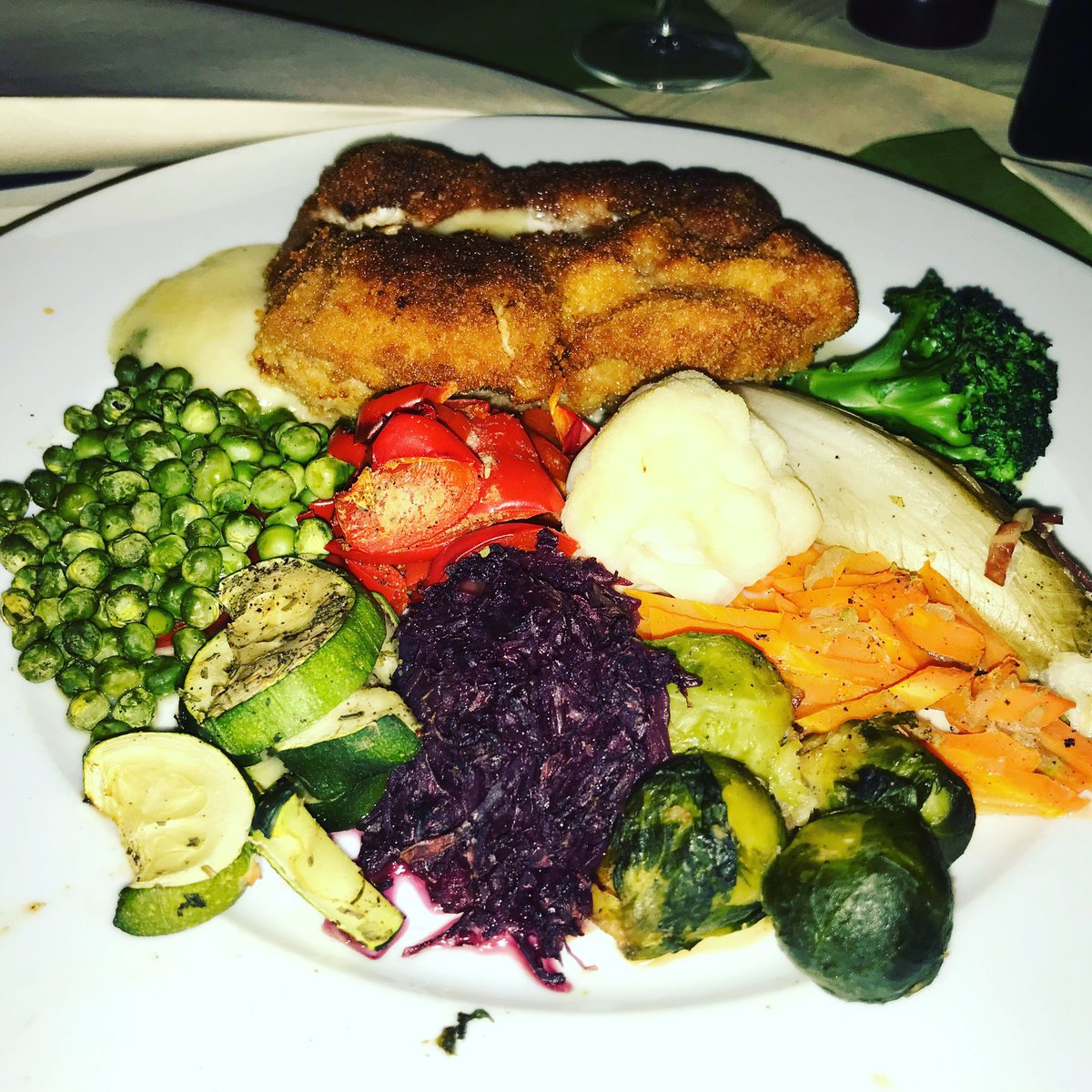 What a dish: #cordonbleu heaven with #healthy vegetables😇

#prEATator #eat #eating #food #foodpic #foodblog #foodporn #foodlover #foodblogger #foodstagram #yummie #yummyfood #tasty #tastyfood #fresh #cuisine #gourmet #fleisch #meat #meatlover