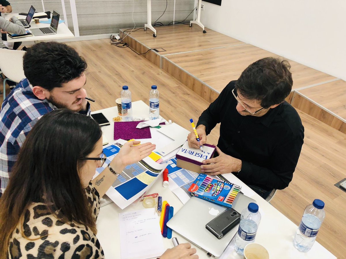 cecilia40arce's tweet photo. Tangibilizando la propuesta de valor en una #caja en el #bootcamp de #desingdoing @CanodromBCN @luchodominguez @imaginecc @Experience__Lab @MonHappyMon https://t.co/oeHmt4nV9x