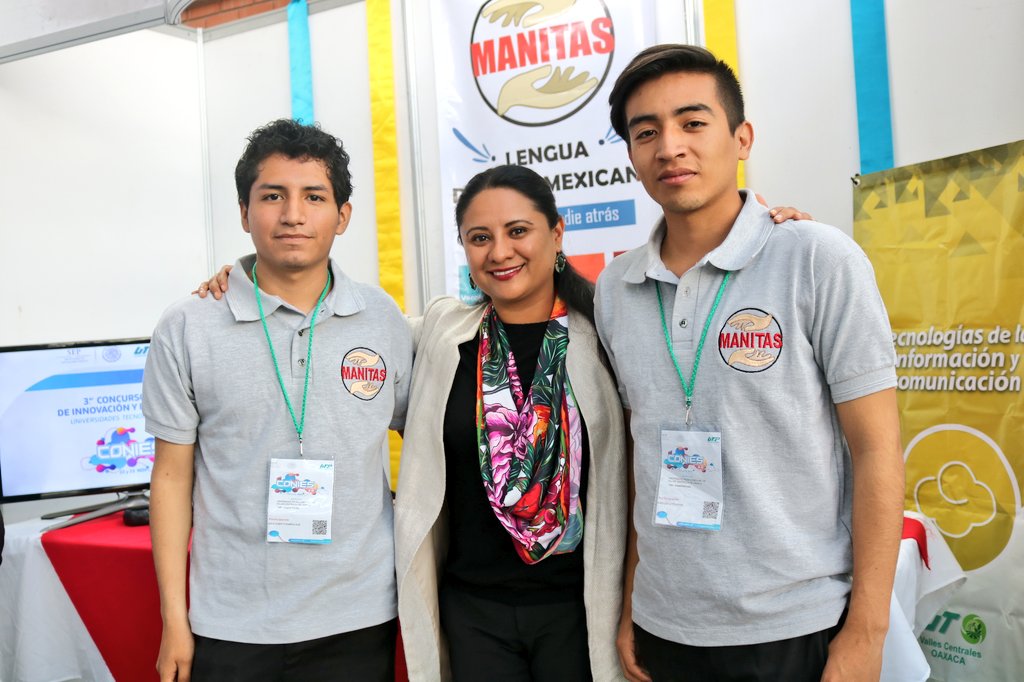 utvco's tweet photo. "Creatividad es pensar en cosas nuevas; innovación es hacer cosas nuevas".
Nuestra rectora la Mtra. @nydiadelhi, felicita a estudiantes de la #UTVCO que participan en el #Conies2018. Proyecto "Manitas" y "Cuadros y Cruces", trabajos realizados con pasión, dedicación y esfuerzo. https://t.co/5h0WsKVBC3