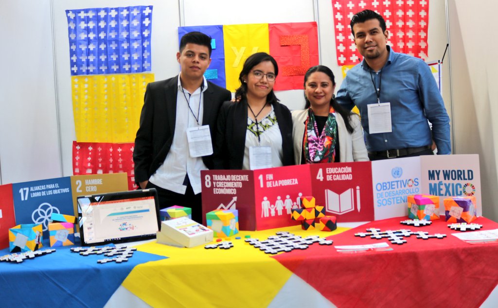 utvco's tweet photo. "Creatividad es pensar en cosas nuevas; innovación es hacer cosas nuevas".
Nuestra rectora la Mtra. @nydiadelhi, felicita a estudiantes de la #UTVCO que participan en el #Conies2018. Proyecto "Manitas" y "Cuadros y Cruces", trabajos realizados con pasión, dedicación y esfuerzo. https://t.co/5h0WsKVBC3