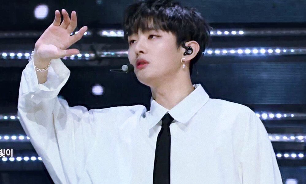 Dallllin's tweet photo. #ยุนจีซอง คุณน่ะโคตรน่ารักเลย คุณใส่ต่างหูเราขึ้น comeback stage เพลง 봄바람 ด้วยอ่ะ 💛💛
เราซูม เราดูคลิปรอบที่เท่าไหร่แล้วไม่รู้ ร้องไห้แล้วนะ ㅠ ㅠ ขอบคุณนะคะคุณคนดี

내 귀걸이 나 봤어요. 진짜 고마워 사랑해용 😘
#윤지성 #YoonJisung https://t.co/ofr4YUP9jx