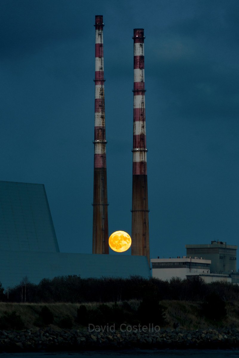 DavidCostelloDC's tweet photo. The Fullmoon rising between the Poolbeg Chimneys this evening.

#Fullmoon #PoolbegChimneys #Poolbeg #Dublin https://t.co/SY5LDtm0I3