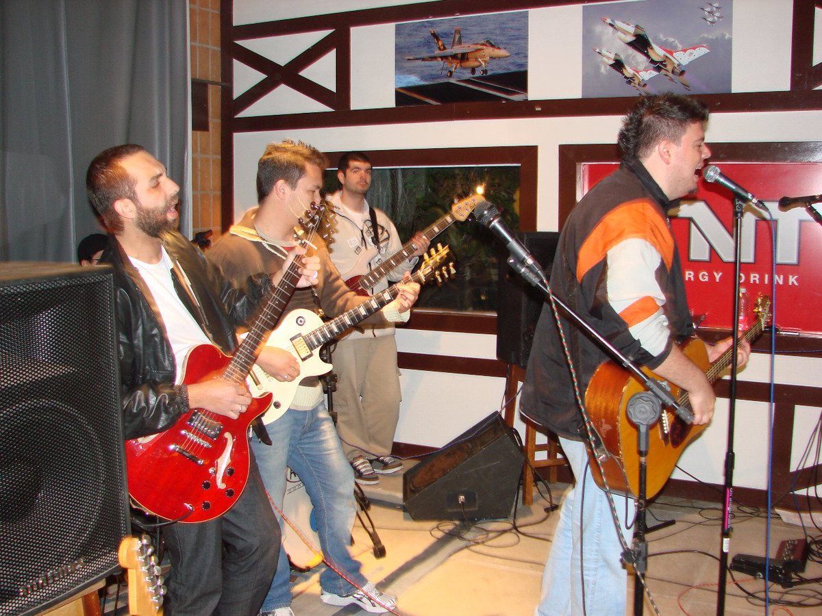 ManashOficial's tweet photo. #tbt de hoje pra celebrar o #DiaDoMúsico 🎤🎤 Essa lembrança aí é de 2010, em Campos do Jordão,quandoa gente ia pra lá todo fds de semana durante a temporada de inverno! Vida de músico não é fácil, né?! hahaha #earsound #luthieraquino #bandamanash https://t.co/tchXcrsqch