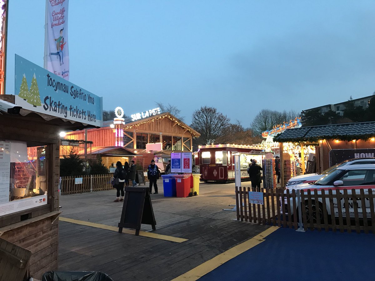 Tomlovestorun1's tweet photo. As winter doesn’t start until December, I presume that this is Autumn Wonderland #coldenough #cardiff https://t.co/D49fOAt4a3