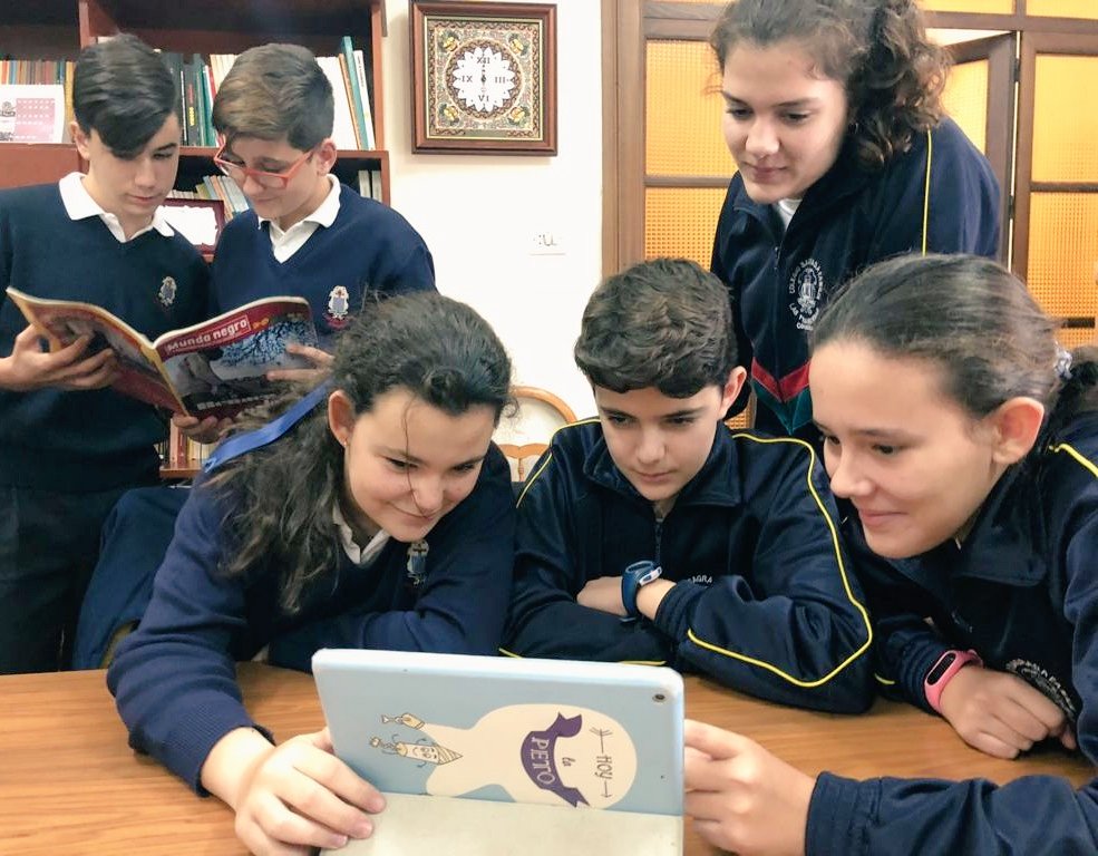 colefrancesas's tweet photo. Os presentamos el nuevo equipo Safa-Medios. Estos alumnos recibirán formación y acompañamiento en un proyecto de comunicación del colegio. Éste incluirá blog de noticias y radio-podcasting. Muy pronto anunciaremos la web y logo del equipo. ¡Grandes!🎙️📣#ColeFrancesas #SafaMedios https://t.co/WXWFFHNbHN