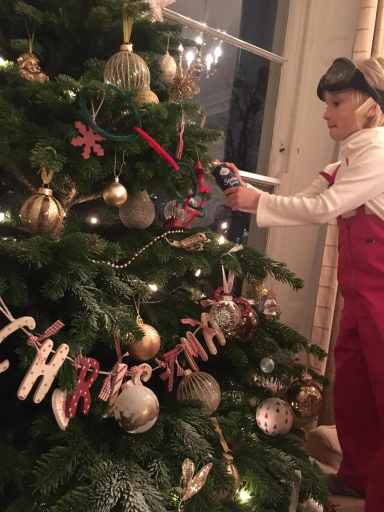 QueensHouseCC's tweet image. Before, during and after: well done to all the girls who helped decorate the House this evening  #loveXmas #bringondecember