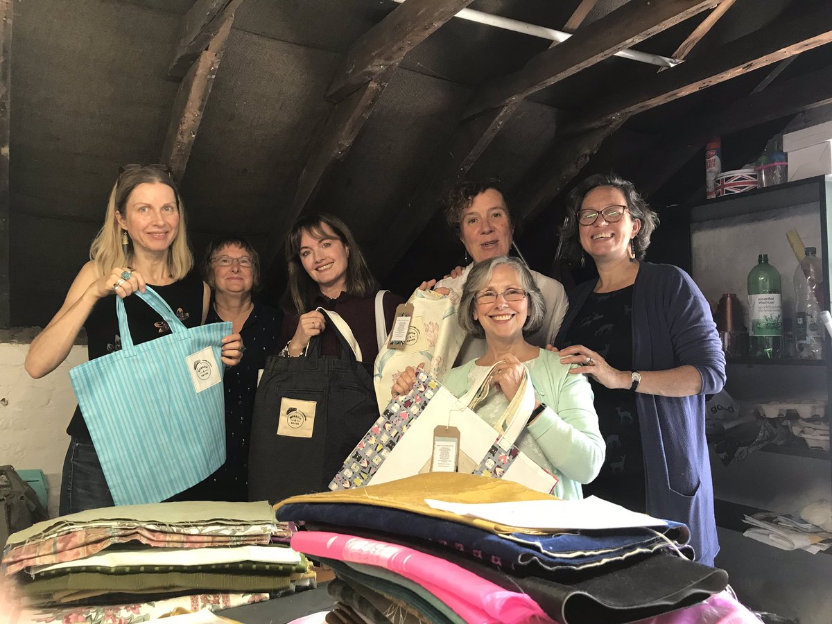 Come and celebrate tomorrow <a href="/VFHThamesDitton/">Vera Fletcher Hall</a> #Stitchery 20th anniversary pop up shop - fab festive gifts and a pop up tea room with delicious homemade cakes and #BoomerangBag demonstrations @DingleDellBell <a href="/MoleseyCreates/">MoleseyCreates Boomerang Bags</a> <a href="/BagsClaygate/">Claygate.boomerang.bags</a>