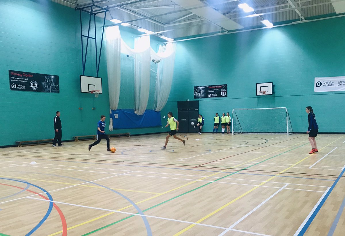 CleeGirls1's tweet photo. Another great session for our @CleeWildcats girls tonight from @gifhe Football Uni Degree Students .. Also thanks to @Charlie_Read23 for taking our U14s for a session ⚽️🔵⚫️ @jonnydavy78 https://t.co/jyI2TGuTgp