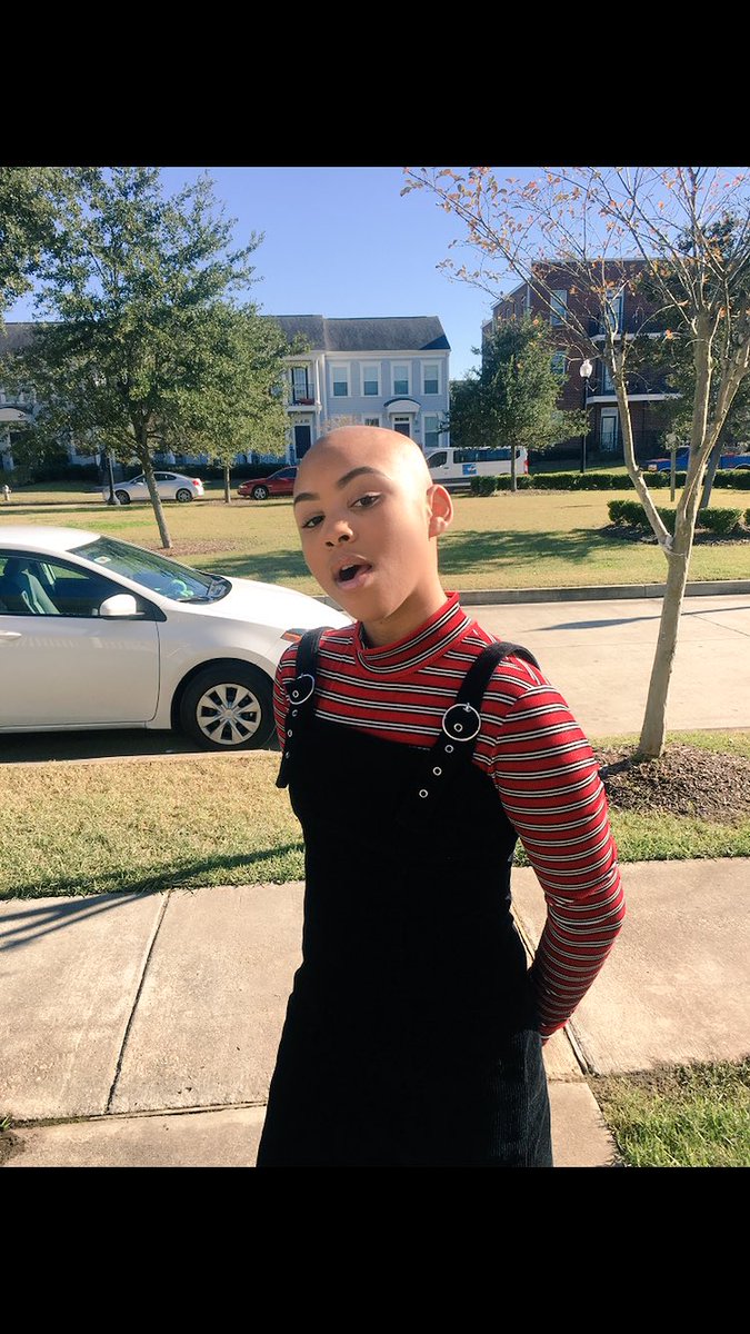 MonroeUniverse's tweet photo. So Twitter my baby sister is battling with cancer and she’s embracing the new look 😍😍😌!! I’m so thankful for you hunny ... YOU ARE BEAUTIFUL! ❤️🐔 #ILOVEYOUFIVEEVER!! #FUCKCANCER!! https://t.co/b3c8LgazGv
