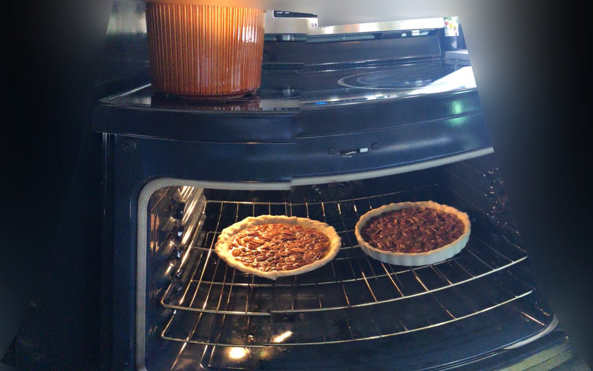 janeytporter's tweet photo. Pies 🥧 in the oven #CBD #infused #pecan https://t.co/BEbO7U2Gk3