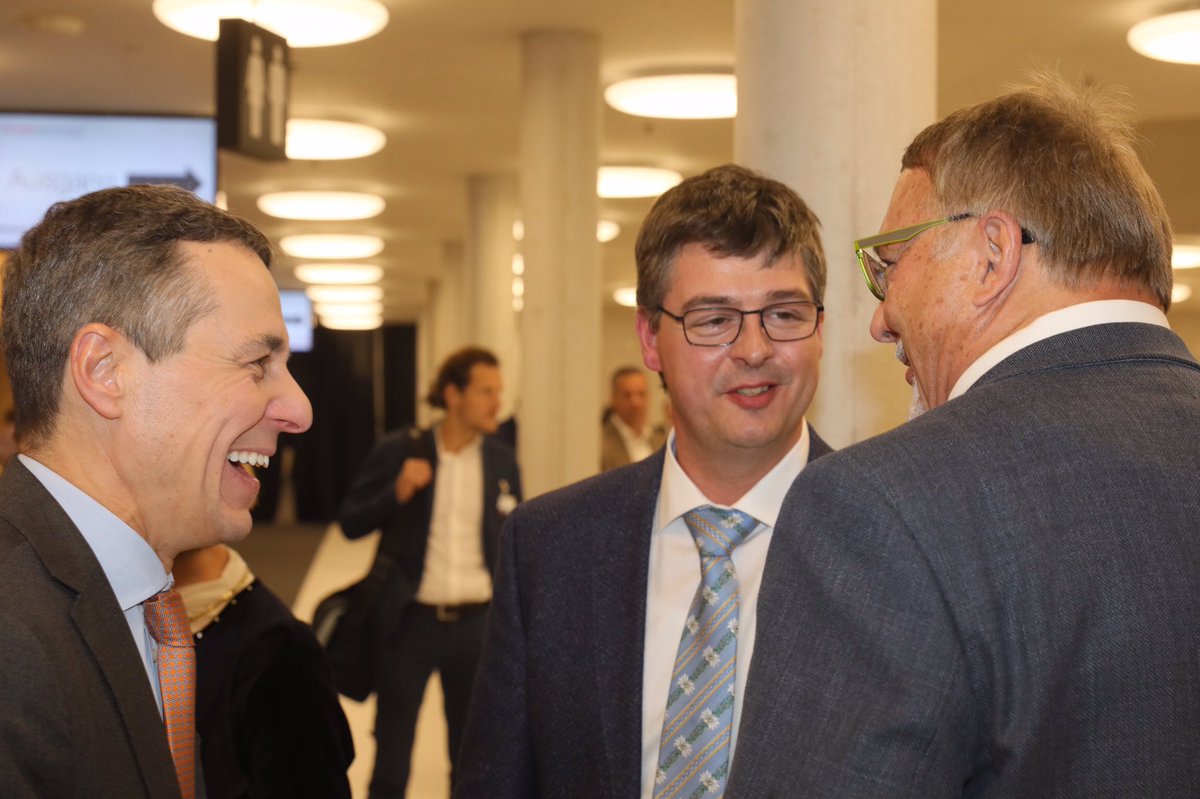 ignaziocassis's tweet photo. Roboter statt Bundesräten im Bundesrat? Keine Angst vor Megatrends wie der Digitalisierung! Wirtschaftskammer Baselland hat dieses Thema ins Zentrum ihres #tagderwirtschaft gestellt. Ein wichtiges Thema - und eine Chance für die Schweiz! @wikaBaselland https://t.co/NPQPl5vHxo