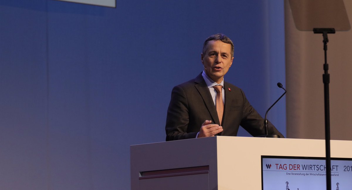 ignaziocassis's tweet photo. Roboter statt Bundesräten im Bundesrat? Keine Angst vor Megatrends wie der Digitalisierung! Wirtschaftskammer Baselland hat dieses Thema ins Zentrum ihres #tagderwirtschaft gestellt. Ein wichtiges Thema - und eine Chance für die Schweiz! @wikaBaselland https://t.co/NPQPl5vHxo
