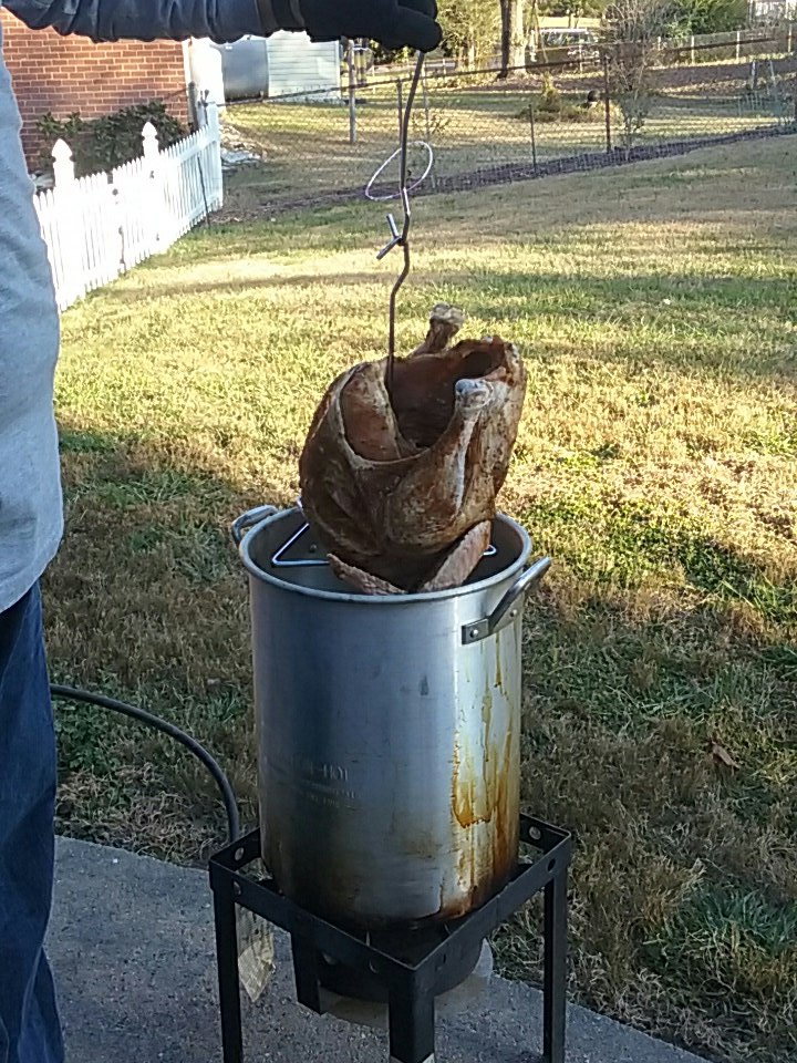 SciCoachOv's tweet photo. A great application of #Sci5P31. #TeamOScience frying a14lb. turkey in 50 minutes. https://t.co/BKAr4cxBwZ