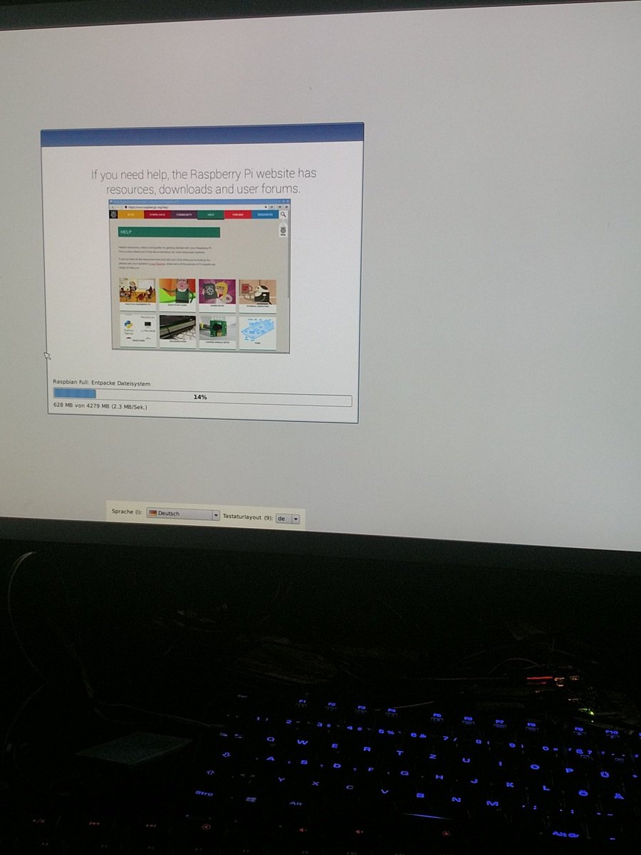 MavRaven's tweet image. Ja auch ich hab nicht nur #microsoft auf meine systemen 😁 heute Mal raspbian auf dem #RaspberryPizerow und dann kommt #dakboard drauf 😁😎