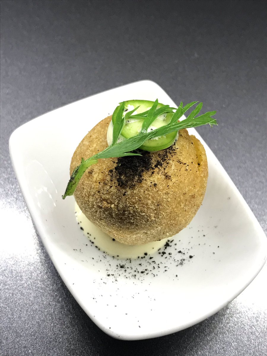 saborearte's tweet photo. Segundo día en @MillesimeMexico empiezo #MyExperienceGNP con la cocina de @AquilesChavez y la de @chefDcm ¿qué más puedo pedir? ¿Croqueta de erizo y sesos ó mini salbut con relleno negro? ¿Sabes de qué chef es cada plato? https://t.co/cvUpEuEmTJ