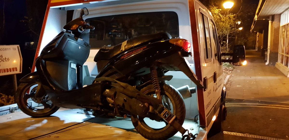RoadCrimeUnit's tweet photo. Making waves in #axminster today... 6 drivers reported for no licence &amp; no insurance, a further 5 for no insurance, 1 for permitting no licence/insurance, 1 disqualified driver (return customer) &amp; numerous MOT/tax offences. 6 vehicles seized &amp; 2 vehicles searched #shootingfish https://t.co/Dioz0m7a6X