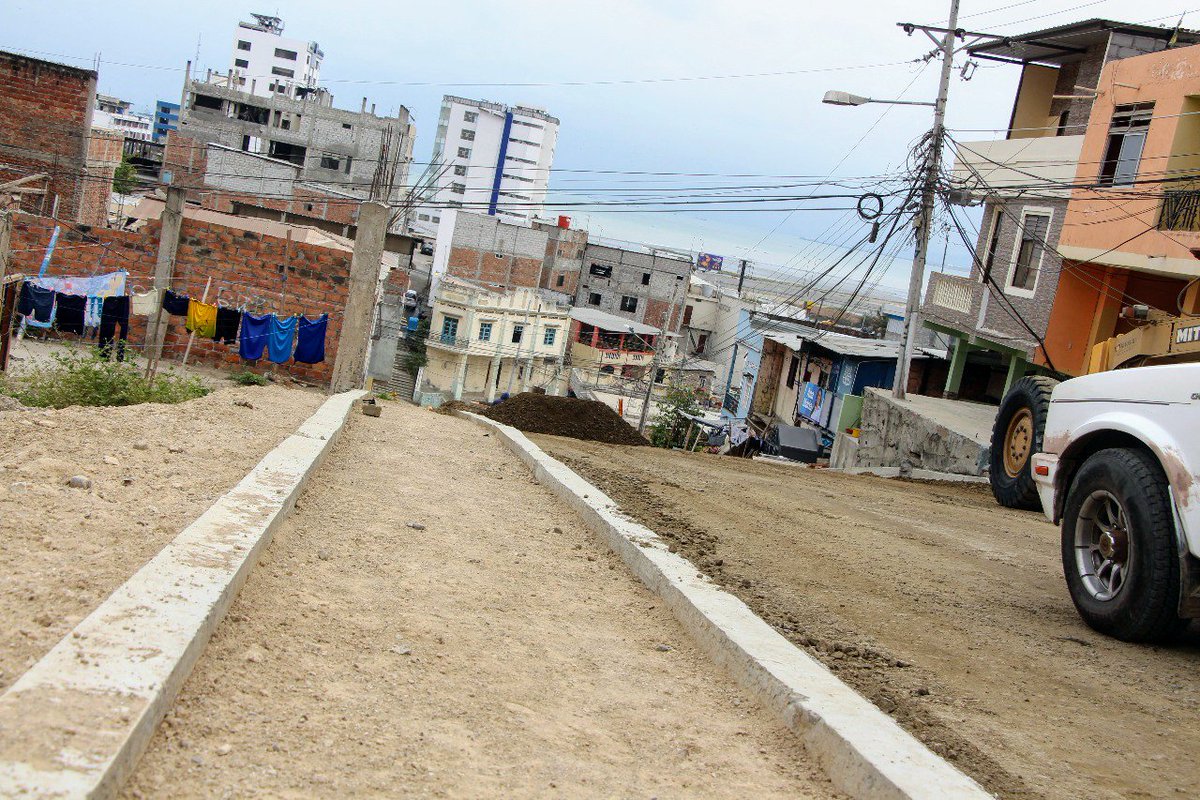 manta_alcaldia's tweet photo. ¡Trabajamos en todo Manta!
Así avanza la construcción de aceras, bordillos y la recuperación vial de la #Calle7 del barrio #ElMirador en el tramo que comprende, desde la #Avenida17 hasta la #Avenida6.
Construimos #LaNuevaCiudad. https://t.co/r07fkd6yko