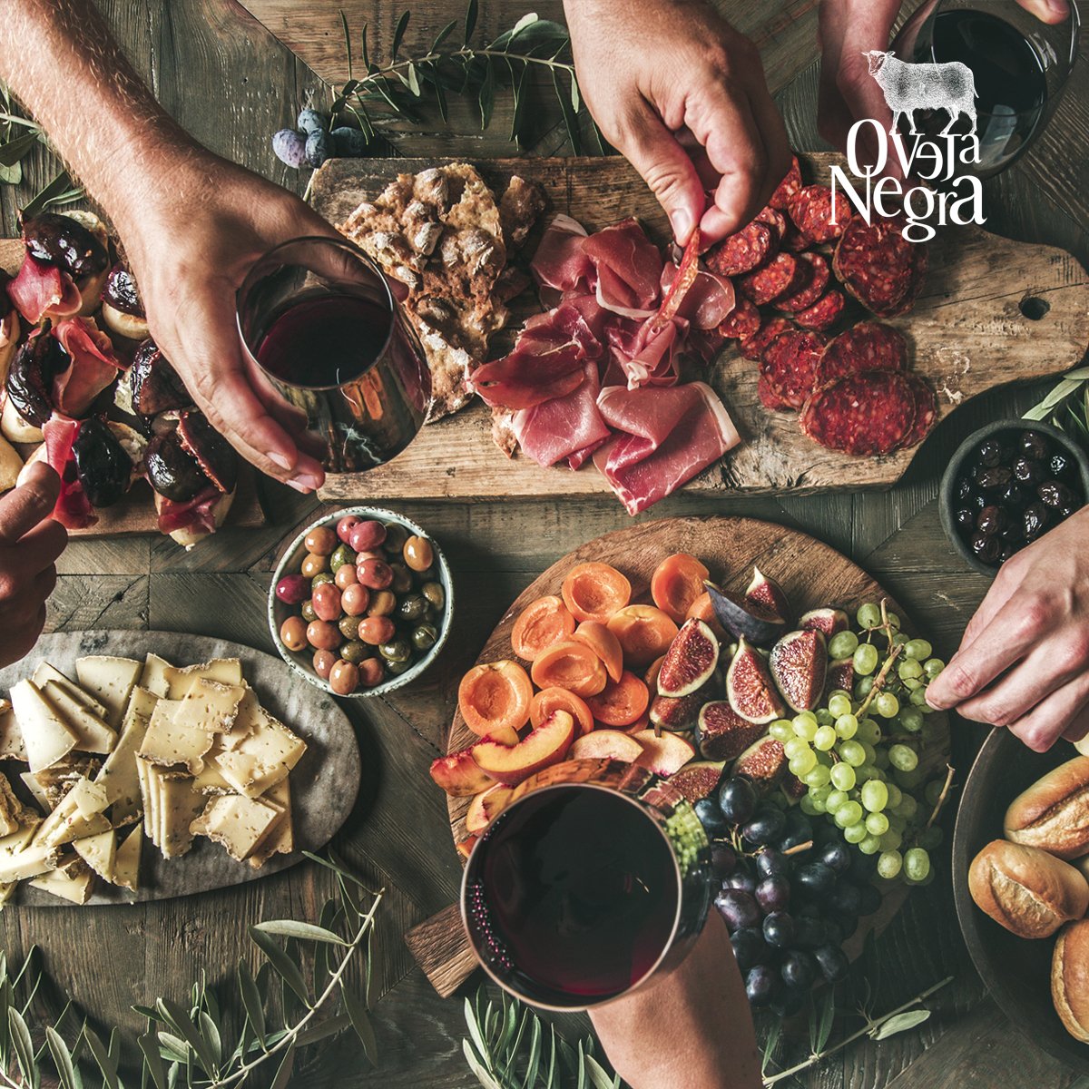Entre amigos lo pasamos mejor. Disfruta de un picoteo con un buen vino Oveja Negra, puedes hacer un mix entre tintos y blancos para degustar quesos y embutidos #Vino #Wine #VinosOvejaNegra