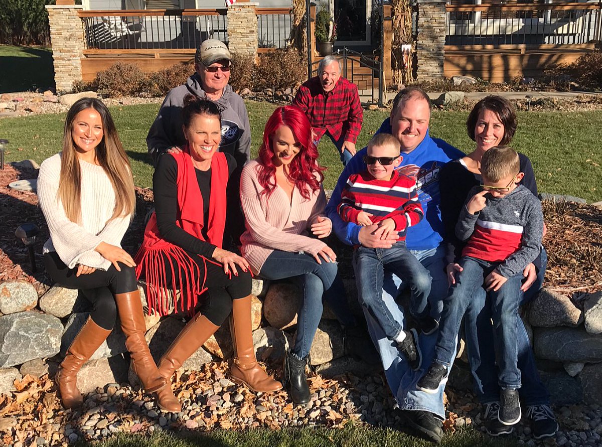The sun doesn’t always shine in South Dakota, but when it does it’s hard to take a family picture! #HAPPYTHANKSGIVING EVERYONE!!#SoThankful