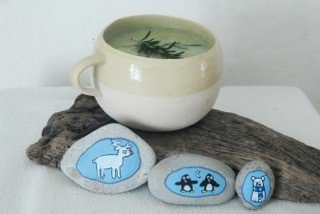 FirestoneStudi0's tweet photo. Our lovely hand-painted pebble stock ran low. We have replenished stock for The Garlic Farm whilst enjoying a bowl of homemade Broccoli and Stilton soup (with extra garlic!) in one of our Hygge Stoneware Soup Mugs ... available on our stall @realilovewight market @TheGarlicFarm https://t.co/uzMKYl3Pb7