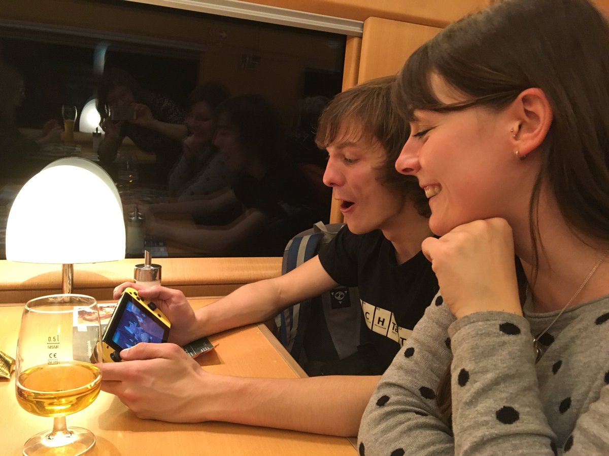katjamachill's tweet photo. Und so endet ein wunderbarer #SciencemeetsYouTube Abend: @Techtastisch und @Marina_Wirth spielen #Pokemon im Zug zurück nach Berlin... https://t.co/Agph94CWHf