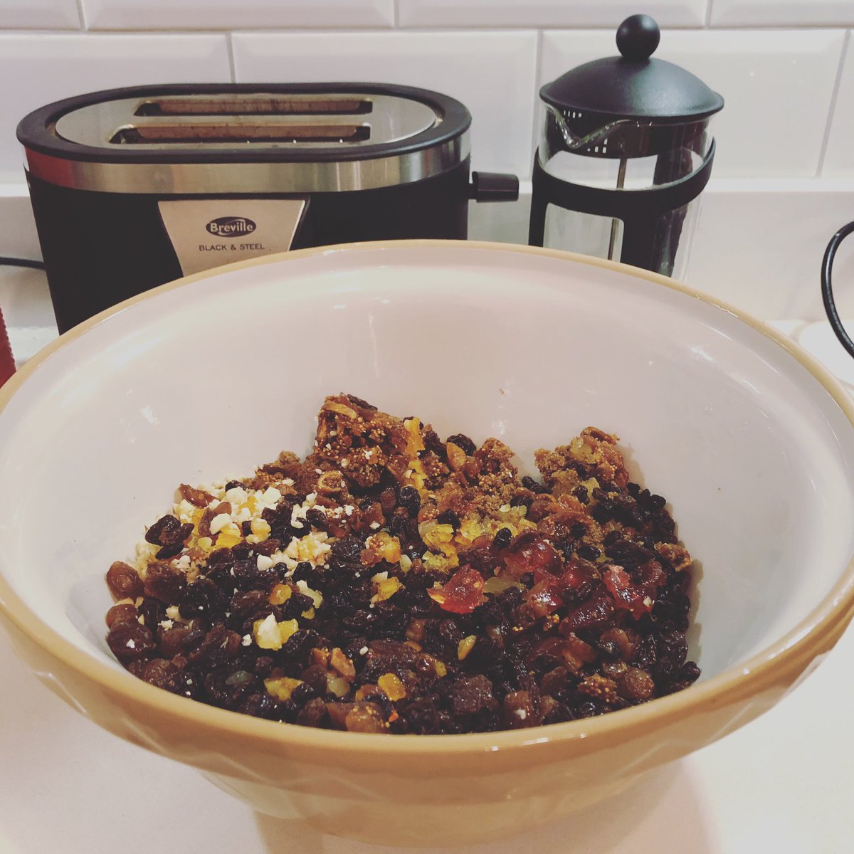 It comes but a few times a year: a recipe that justifies ‘the really big bowl’ 😊
.
#baking #mincemeat #doubleportion #kitchenstuff