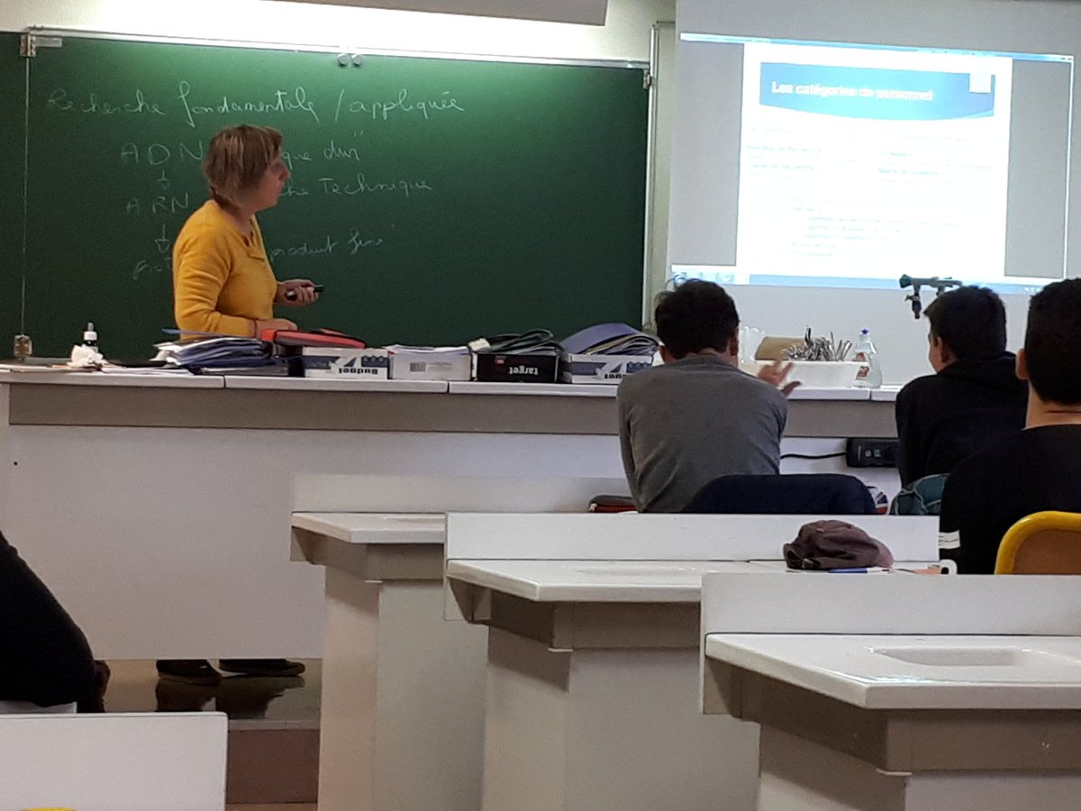 cdieganaude's tweet photo. Aujourd'hui au CDI, médiation scientifique par Mme Nicolas-Cabanne, ingénieure d'études @umrGeoazur @CNRS_DR20 à partir de l'exposition itinérante SEISMES ainsi que sur les métiers de la Recherche. https://t.co/v6hKxt4QC9