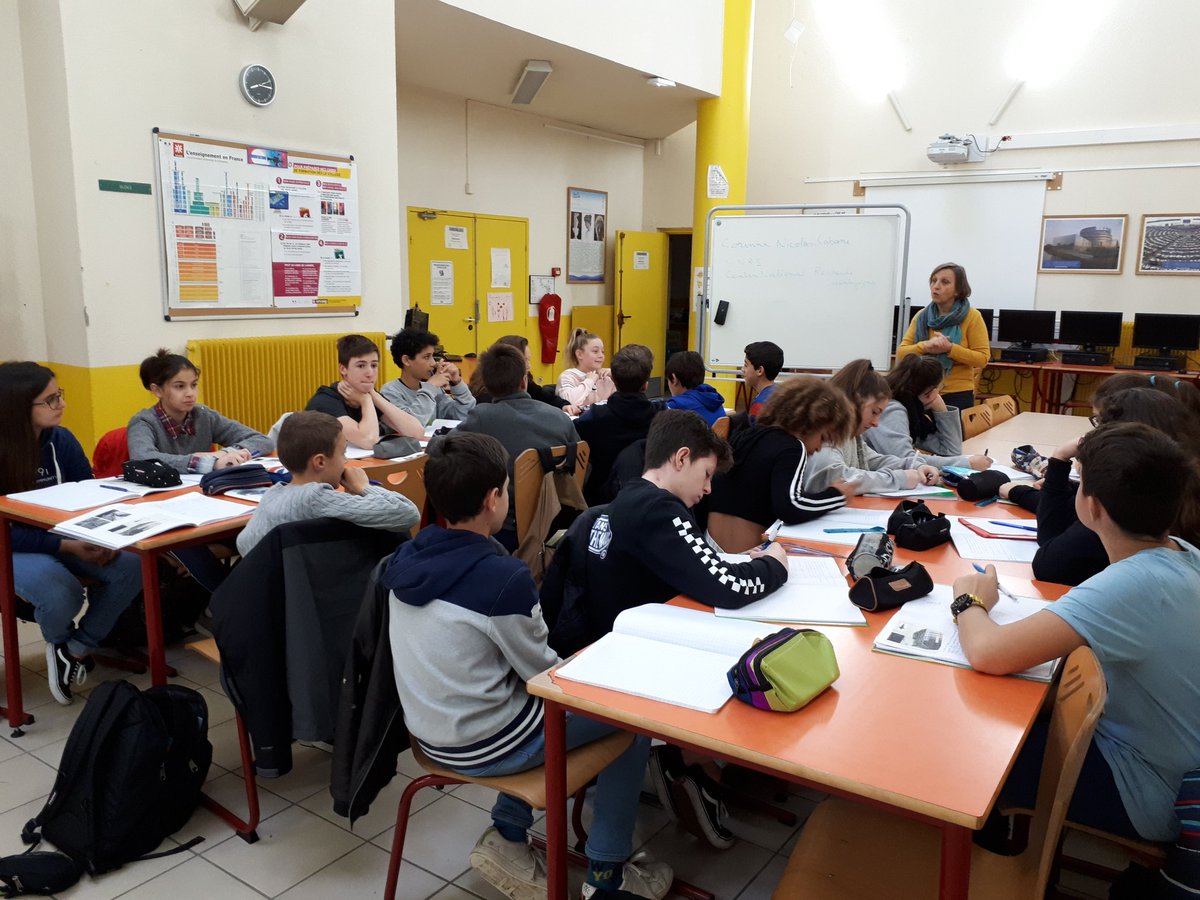 cdieganaude's tweet photo. Aujourd'hui au CDI, médiation scientifique par Mme Nicolas-Cabanne, ingénieure d'études @umrGeoazur @CNRS_DR20 à partir de l'exposition itinérante SEISMES ainsi que sur les métiers de la Recherche. https://t.co/v6hKxt4QC9