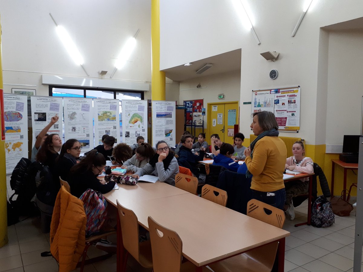 cdieganaude's tweet photo. Aujourd'hui au CDI, médiation scientifique par Mme Nicolas-Cabanne, ingénieure d'études @umrGeoazur @CNRS_DR20 à partir de l'exposition itinérante SEISMES ainsi que sur les métiers de la Recherche. https://t.co/v6hKxt4QC9