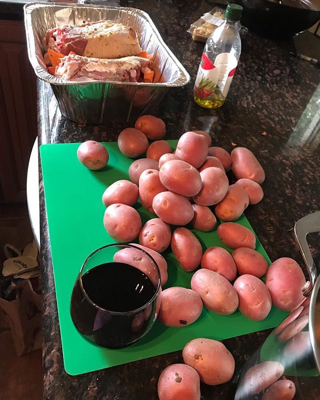 StephSinagra's tweet photo. I rarely drink but... when one cooks the most amazing turkey dinner for two ... she drinks an amazing organic table red ✌🏻💞🦃 https://t.co/F4yDu4LLdI https://t.co/yP1Ds7LXXR