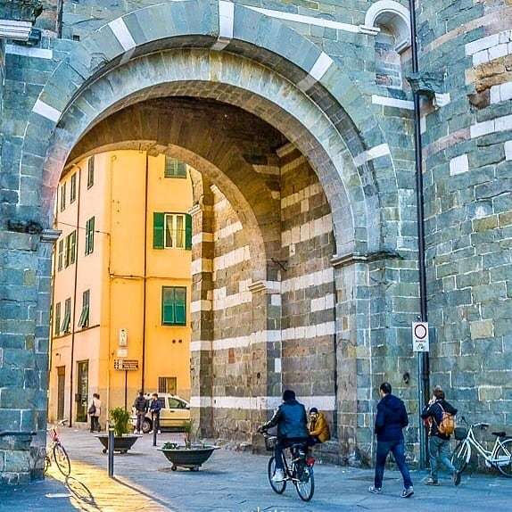 welcome2lucca's tweet photo. 🇮🇹 L'attuale cerchia muraria risale al periodo rinascimentale ma questo non è che l'ultima cerchia costruita, infatti la prima fortificazione risale all'epoca romana e un secondo ampliamento fu realizzato nel Medioevo. 🔝
Alcuni tratti, sia Romani che Medievali sono ancora vi… https://t.co/0MkrMU8f4J