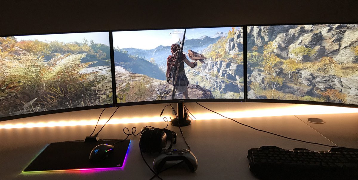 lauro_official_'s tweet image. So spielt man übrigens Spiele 😆 #AssassinsCreedOdyssey #GTX1080TI #triplemonitorsetup