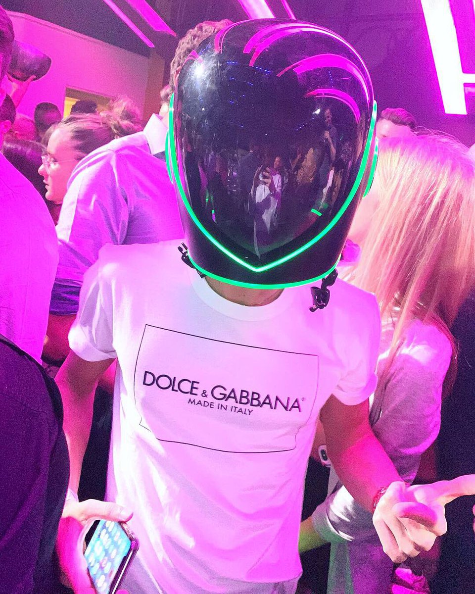 AlexVittadello's tweet photo. DOM 🍾🍾🍾🚀🚀🚀 #domperignon https://t.co/6Host4lmCs