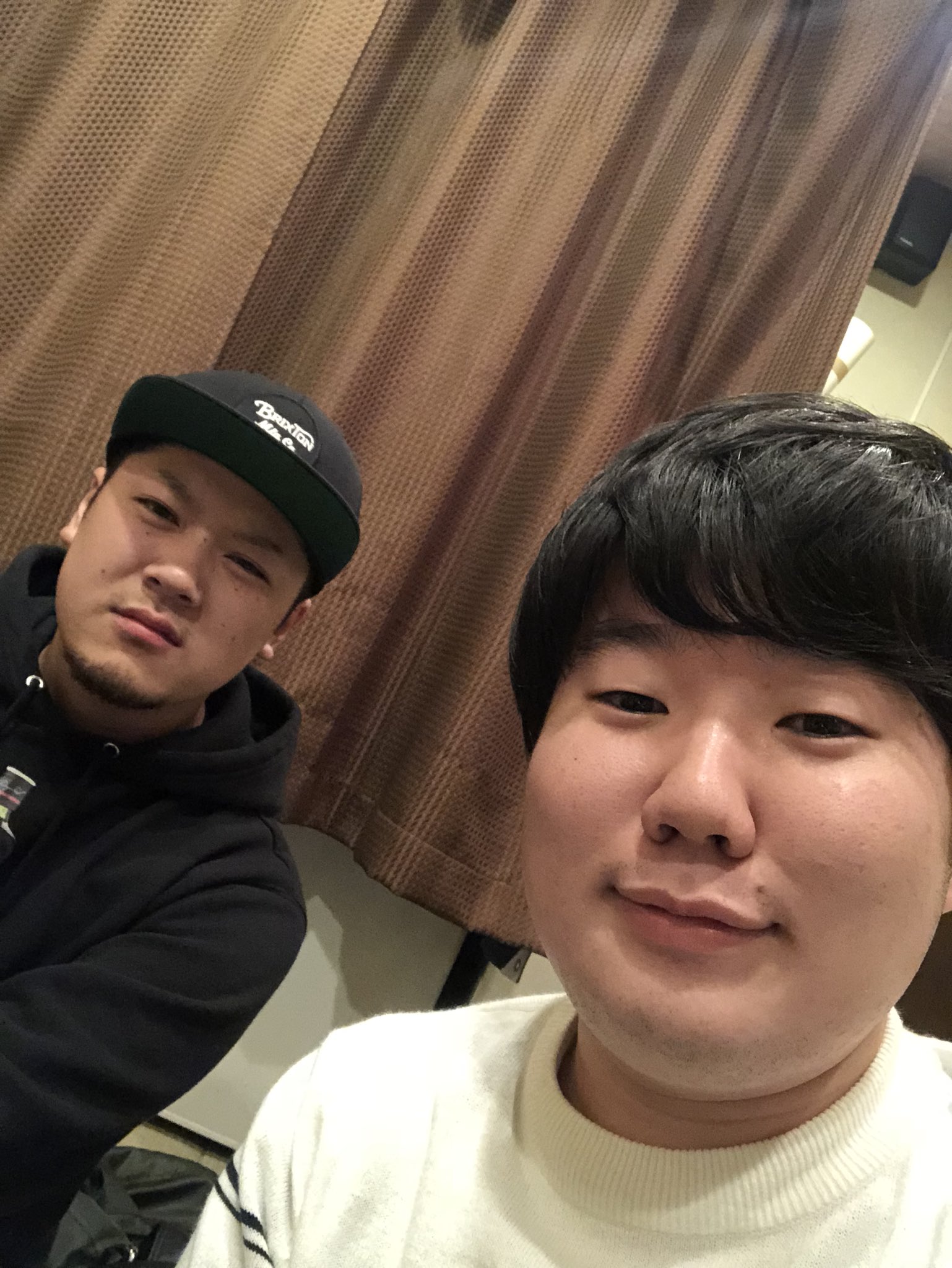 マサカの地上絵 鮫島 V Twitter 昨日は配信ありがとうございました 秀栄が写真撮ろうってしつこいからとったのにになんでこいつが渋々の顔してるん 俺がノリノリで無理やり撮らしたみたいやんけ マサカの地上絵 鮫島 V Twitter 昨日は配信ありがとうございました 秀栄が写真撮ろうってしつこいからとったのにになんでこいつが渋々の顔してるん 俺がノリノリで無理やり撮らしたみたいやんけ