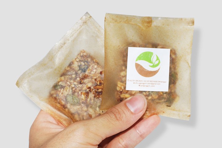 HEAPSMAG's tweet photo. 👉GOODs TO KNOW「袋まで食べられる」海苔のパッケージで、プラゴミ問題の解決を試みるスタートアップ「 #Evoware」。プラスチック包装と同じものを食べるのに抵抗がある人にも「ゴミ箱に捨てていただいて問題ないです。海苔は生物分解され、肥料にもなるので。環境汚染にはなりませんよ」なのだ。 https://t.co/jgkYFVaBJB