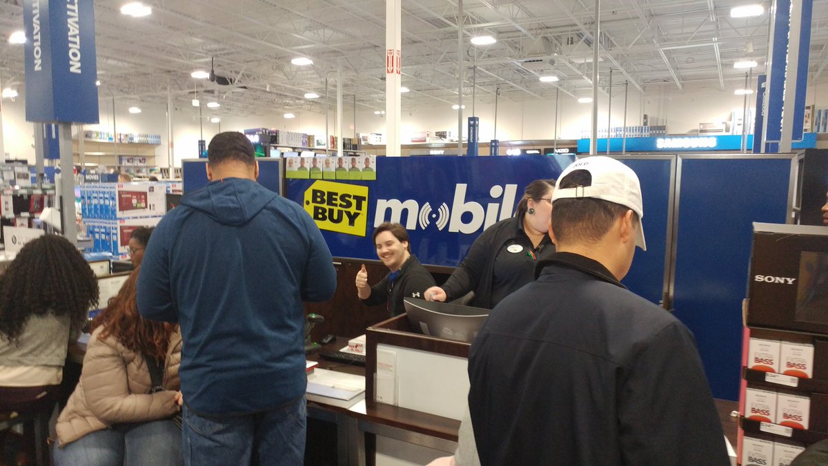 BobAtSprint's tweet photo. Best Buy 1399 knocked out 1 new so far tonight with more to come! #SprintOwnsNR @markjacksonKC5 https://t.co/qKmsyxiqus