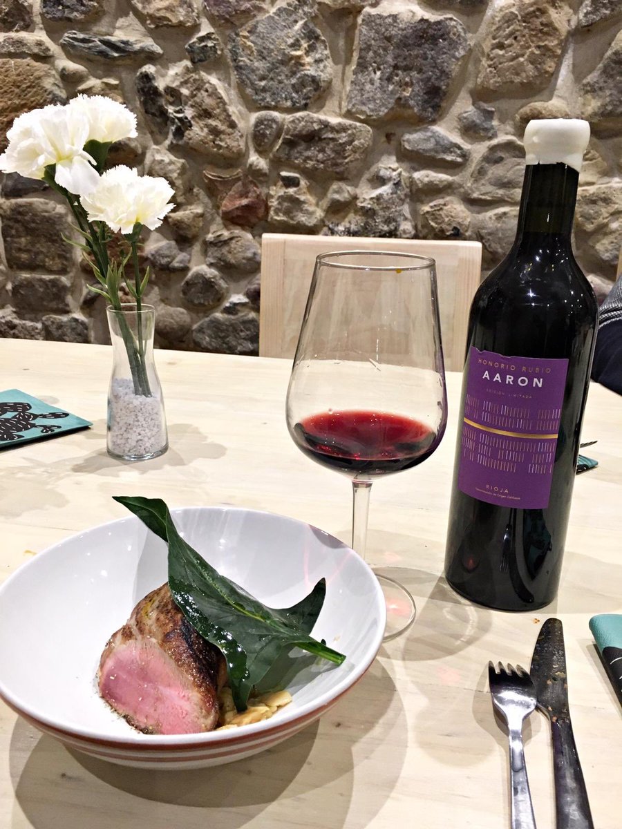 honoriorubio's tweet photo. Nuestros #vinos siguen acompañado talleres gastronómicos de autor -Enaitz Landaburu-, crack de @gastro_lopithekus y 😻 Aitor Aurrekoetxea -el “Señor de los #talos “👏🏼👏🏼👏🏼🍷 #gastroturismo #riojawine #tallerdecocina #garnacha #viura #tremendus #cocinaecologica #bilbao https://t.co/UmWONsOeBS