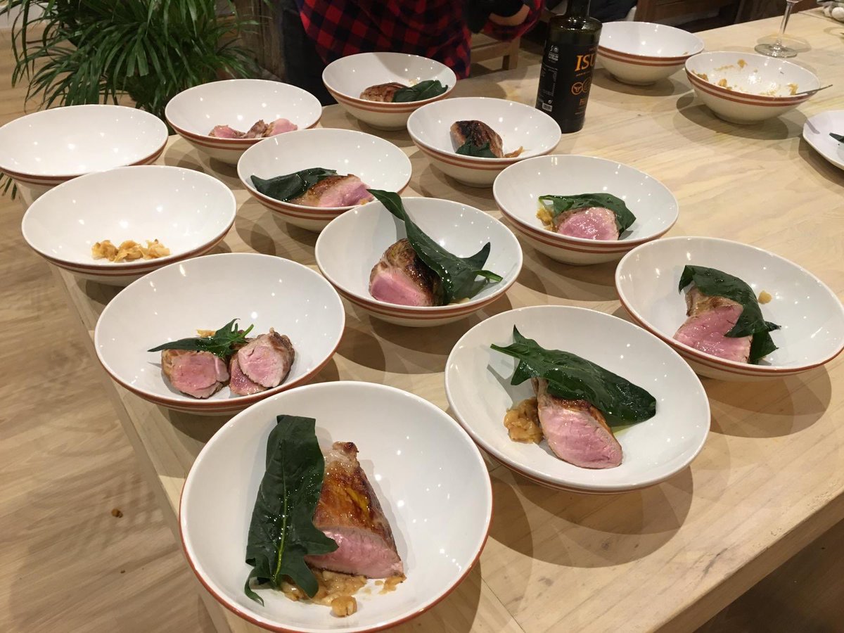 honoriorubio's tweet photo. Nuestros #vinos siguen acompañado talleres gastronómicos de autor -Enaitz Landaburu-, crack de @gastro_lopithekus y 😻 Aitor Aurrekoetxea -el “Señor de los #talos “👏🏼👏🏼👏🏼🍷 #gastroturismo #riojawine #tallerdecocina #garnacha #viura #tremendus #cocinaecologica #bilbao https://t.co/UmWONsOeBS