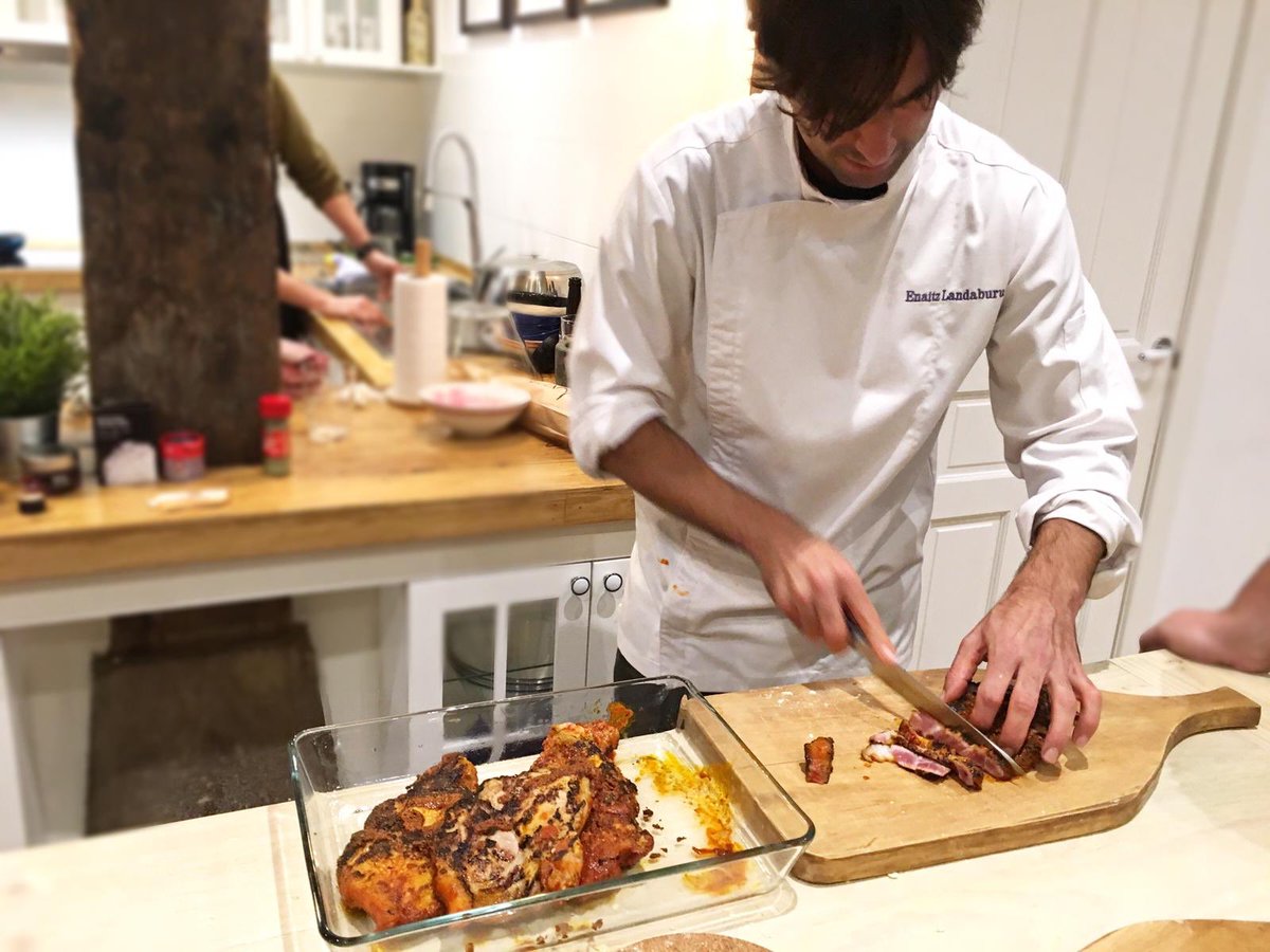 honoriorubio's tweet photo. Nuestros #vinos siguen acompañado talleres gastronómicos de autor -Enaitz Landaburu-, crack de @gastro_lopithekus y 😻 Aitor Aurrekoetxea -el “Señor de los #talos “👏🏼👏🏼👏🏼🍷 #gastroturismo #riojawine #tallerdecocina #garnacha #viura #tremendus #cocinaecologica #bilbao https://t.co/UmWONsOeBS