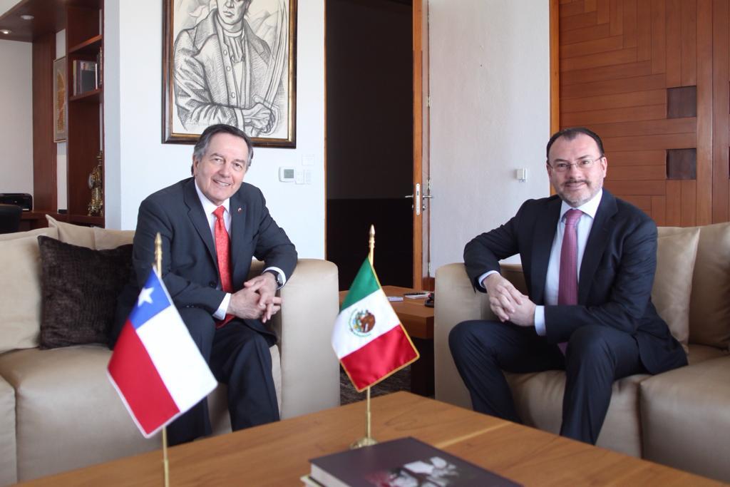 El Secretario de Relaciones Exteriores, @LVidegaray, sostuvo una reunión con el Ministro de Relaciones Exteriores, @robertoampuero, en la sede de la Cancillería mexicana. #Comunicado ✍🏻bit.ly/2R5AwRe