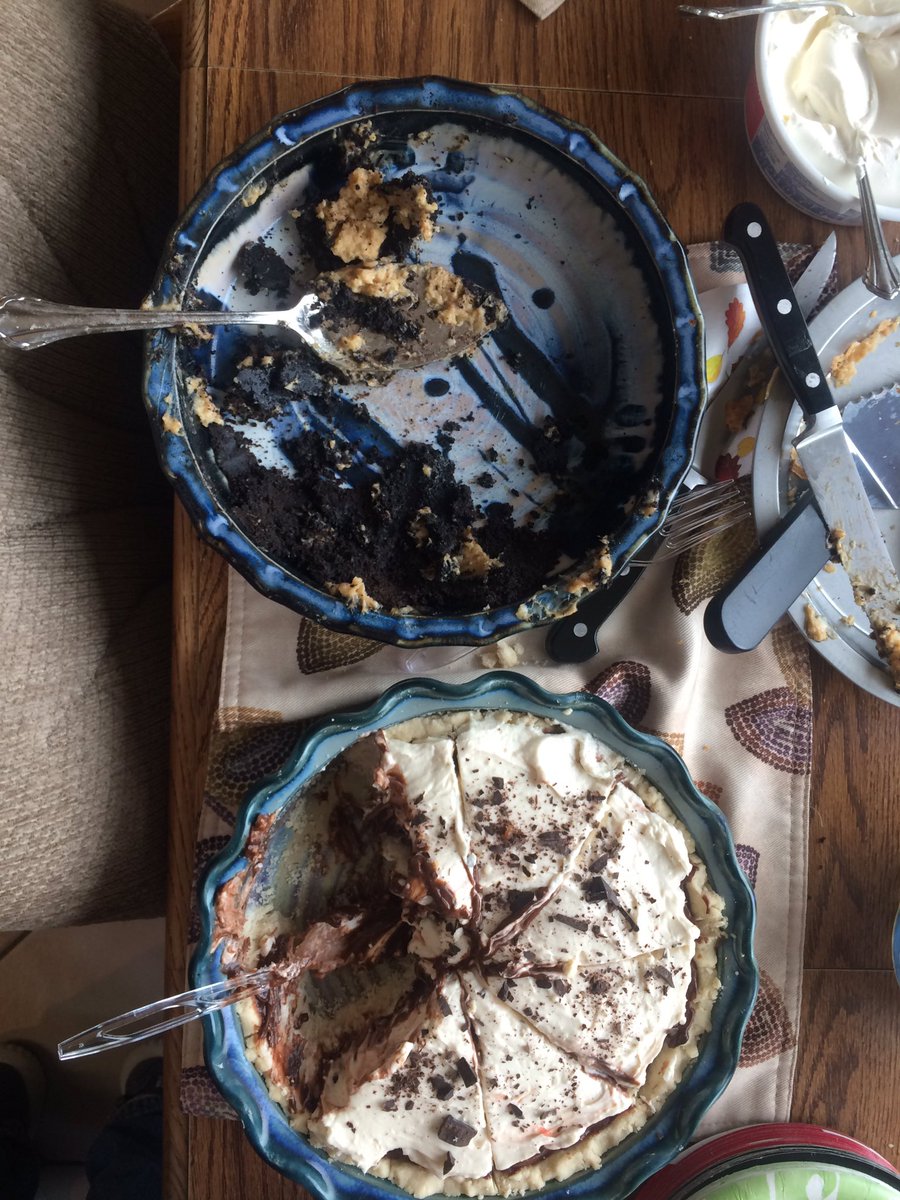 sfalmy's tweet photo. Pie chart comparison of how popular my two Thanksgiving pies were. https://t.co/aXHmxOirl1