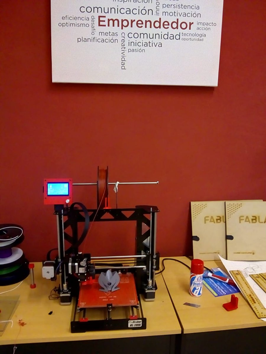 Gustavo_Carlos_'s tweet photo. Gracias @CienciaBA y @FerLapolla80 por la impresora 3D y el kit de robótica. Seguimos sumando recursos para que los vecinos de @VivamosVL pueden innovar y aprender en el #fablabVL @jorgemacri @soledadmartinez @eduvinales https://t.co/QwqJ1ekxEU