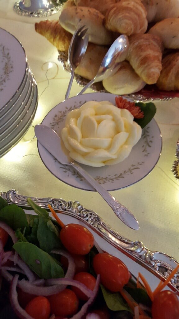 SpoonBlossoms's tweet photo. Happy Thanksgiving from Spoon Blossoms! #ThanksgivingDay2018 #HappyThanksgiving #ThanksgivingTable #Butter #SpoonBlossoms #BeautifulFood #familytime https://t.co/dd5dPZnlaP