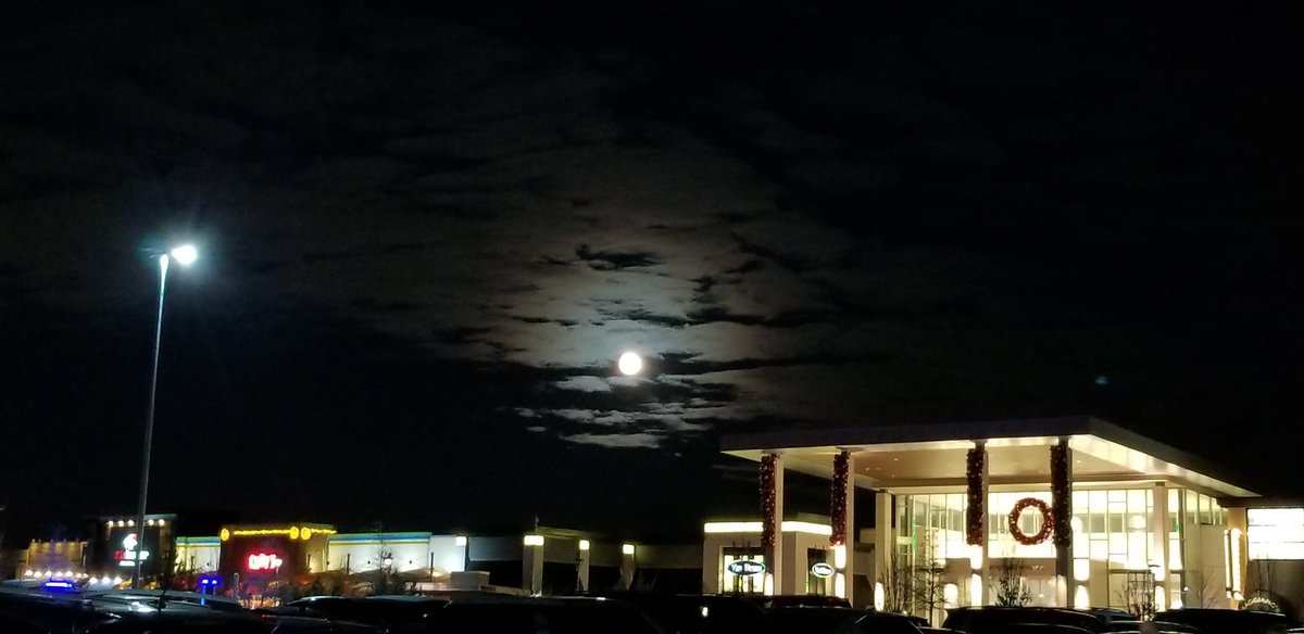 sashna111's tweet photo. If there were no wars, we would enjoy the bright moon in our homes in Afghanistan like this one in America!
#SpringfieldVirginia 11.22/2018
#Afghanistan #Kunar #Kabul #Mountains #fullmoon #14Moon
(Photo-GalaxyNote8-Ashna) https://t.co/KqTaqZ0XMU